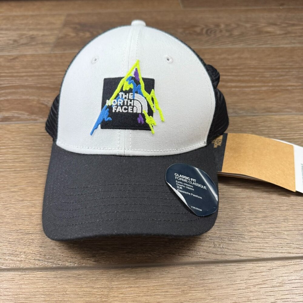 The North Face Embroidered Mudder Trucker Hat Black/White, Adjustable, Mountains